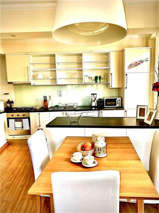 Charming Flat In Chiado-lisbon Lejlighed
